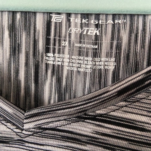 TEK Gear Workout Top - Picture 3 of 3